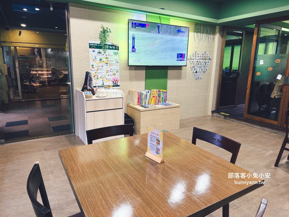 地點位於山邊,卻是用餐就請你打高爾夫球,店內是山景與球場景色真強 地點位於山邊,卻是用餐就請你打高爾夫球,店內是山景與球場景色真強