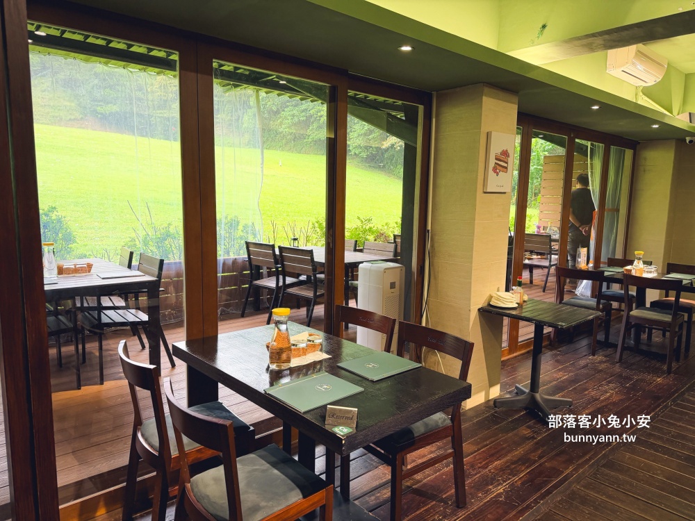 地點位於山邊,卻是用餐就請你打高爾夫球,店內是山景與球場景色真強 地點位於山邊,卻是用餐就請你打高爾夫球,店內是山景與球場景色真強