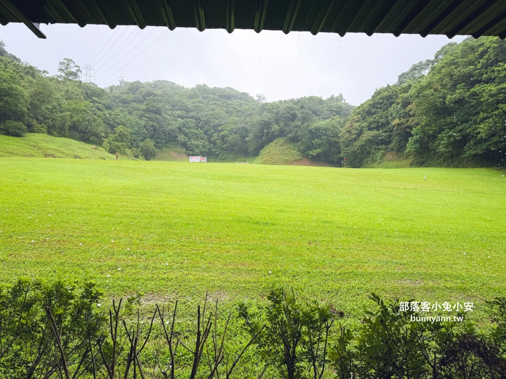 地點位於山邊,卻是用餐就請你打高爾夫球,店內是山景與球場景色真強 地點位於山邊,卻是用餐就請你打高爾夫球,店內是山景與球場景色真強