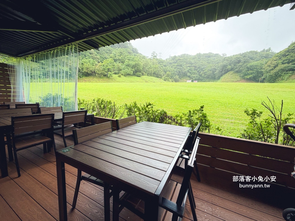 地點位於山邊,卻是用餐就請你打高爾夫球,店內是山景與球場景色真強 地點位於山邊,卻是用餐就請你打高爾夫球,店內是山景與球場景色真強