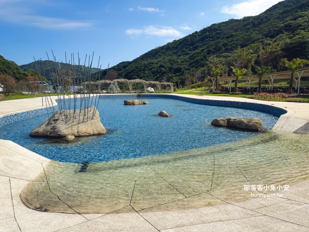 新北【亮山川休閒農場】最大特色就是園區內那條繽紛吸睛的彩色鋼構步道！