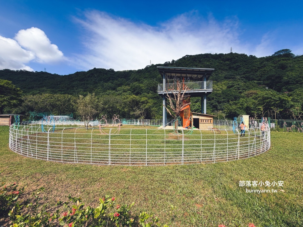 新北【亮山川休閒農場】最大特色就是園區內那條繽紛吸睛的彩色鋼構步道！