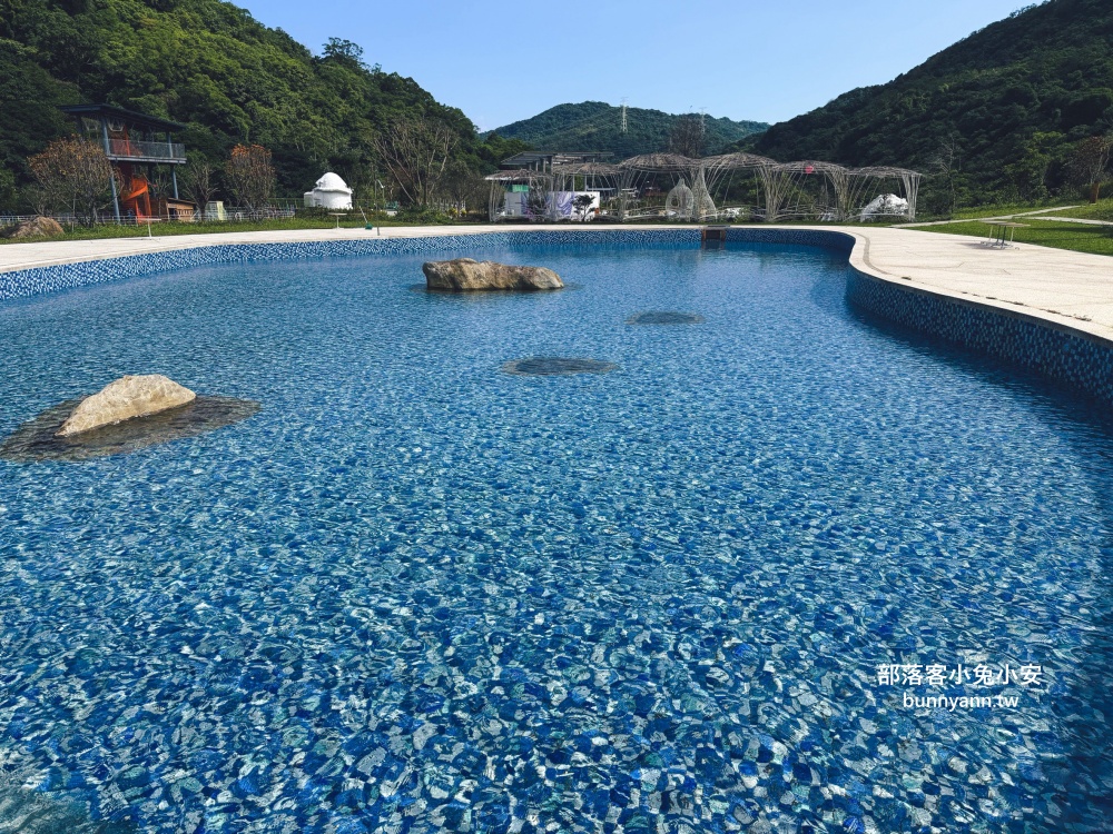 新北【亮山川休閒農場】最大特色就是園區內那條繽紛吸睛的彩色鋼構步道！