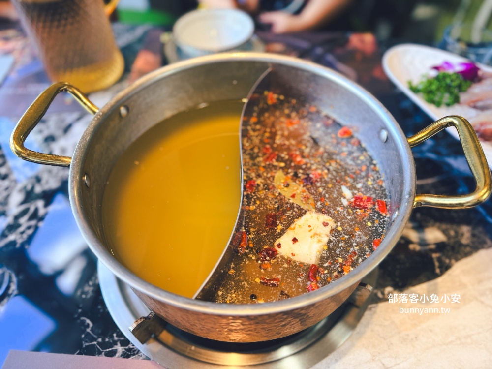 新北【亮山川休閒農場】最大特色就是園區內那條繽紛吸睛的彩色鋼構步道！