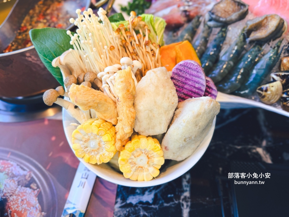 新北【亮山川休閒農場】最大特色就是園區內那條繽紛吸睛的彩色鋼構步道！