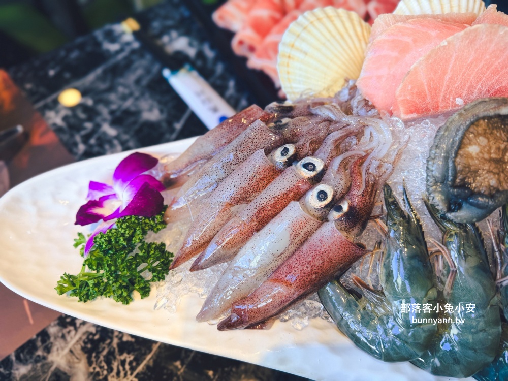 新北【亮山川休閒農場】最大特色就是園區內那條繽紛吸睛的彩色鋼構步道！