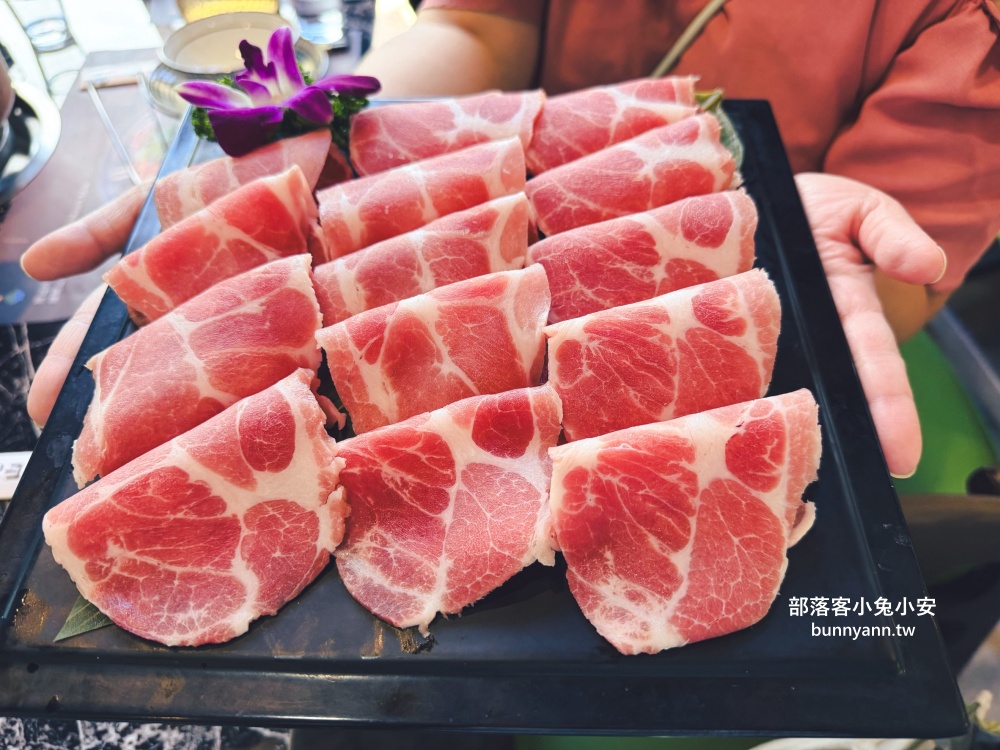 新北【亮山川休閒農場】最大特色就是園區內那條繽紛吸睛的彩色鋼構步道！