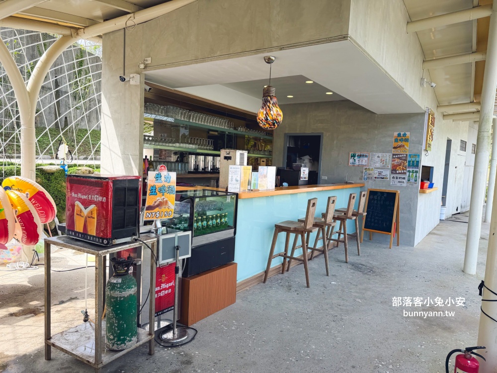 新北【亮山川休閒農場】最大特色就是園區內那條繽紛吸睛的彩色鋼構步道！