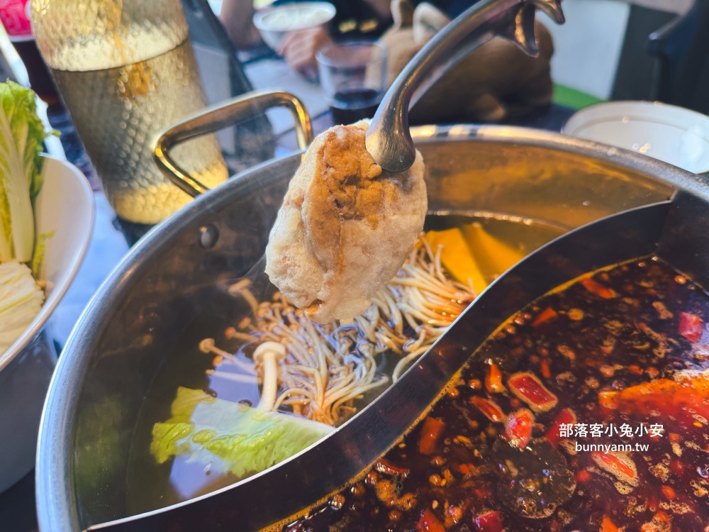 新北【亮山川休閒農場】最大特色就是園區內那條繽紛吸睛的彩色鋼構步道！