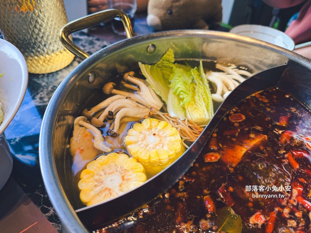 新北【亮山川休閒農場】最大特色就是園區內那條繽紛吸睛的彩色鋼構步道！