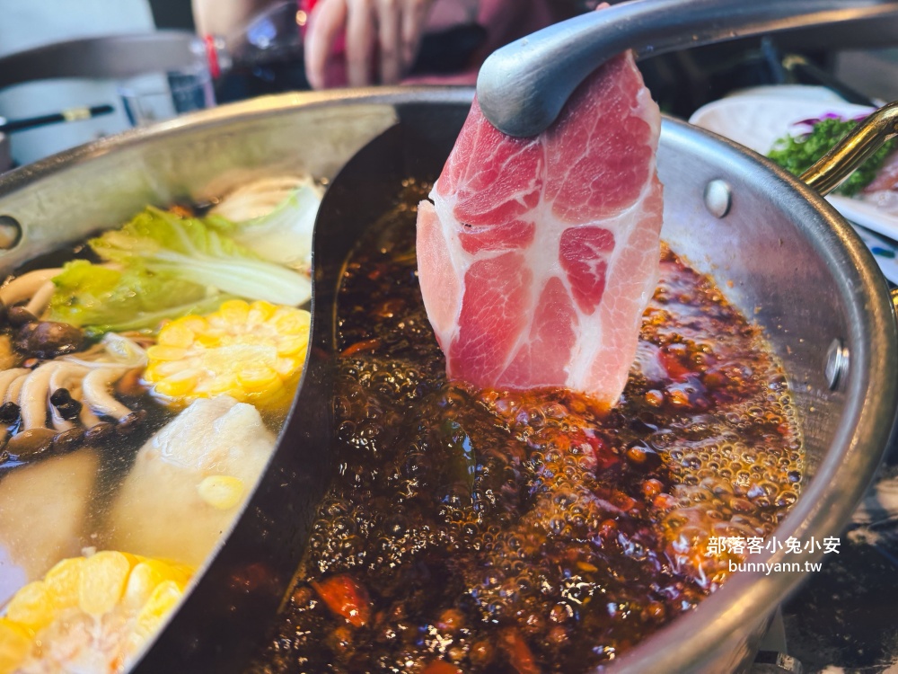 新北【亮山川休閒農場】最大特色就是園區內那條繽紛吸睛的彩色鋼構步道！