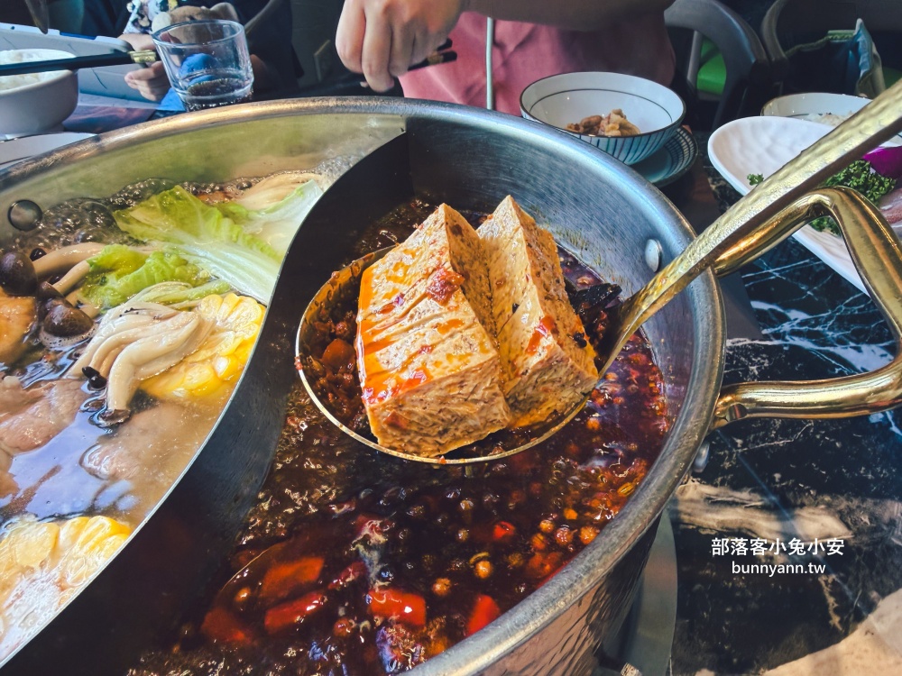 新北【亮山川休閒農場】最大特色就是園區內那條繽紛吸睛的彩色鋼構步道！