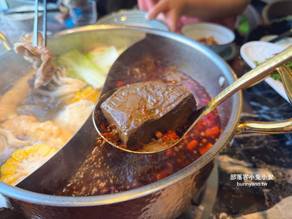 新北【亮山川休閒農場】最大特色就是園區內那條繽紛吸睛的彩色鋼構步道！