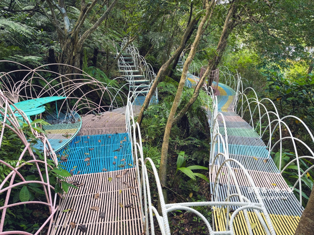 新北【亮山川休閒農場】最大特色就是園區內那條繽紛吸睛的彩色鋼構步道！