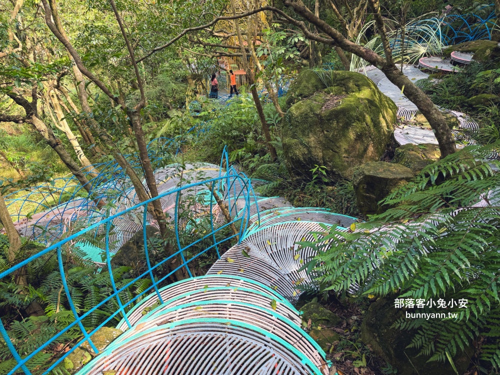 新北【亮山川休閒農場】最大特色就是園區內那條繽紛吸睛的彩色鋼構步道！