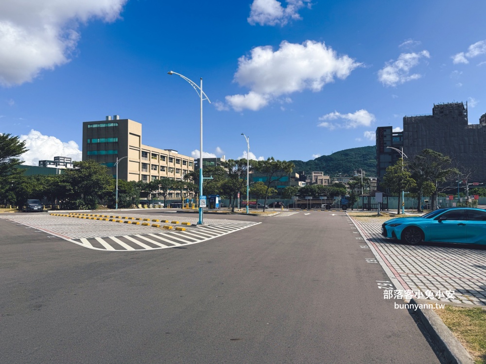 新北市【八里十三行文化公園】嗨玩山丘溜滑梯，池畔步道舒適又好走