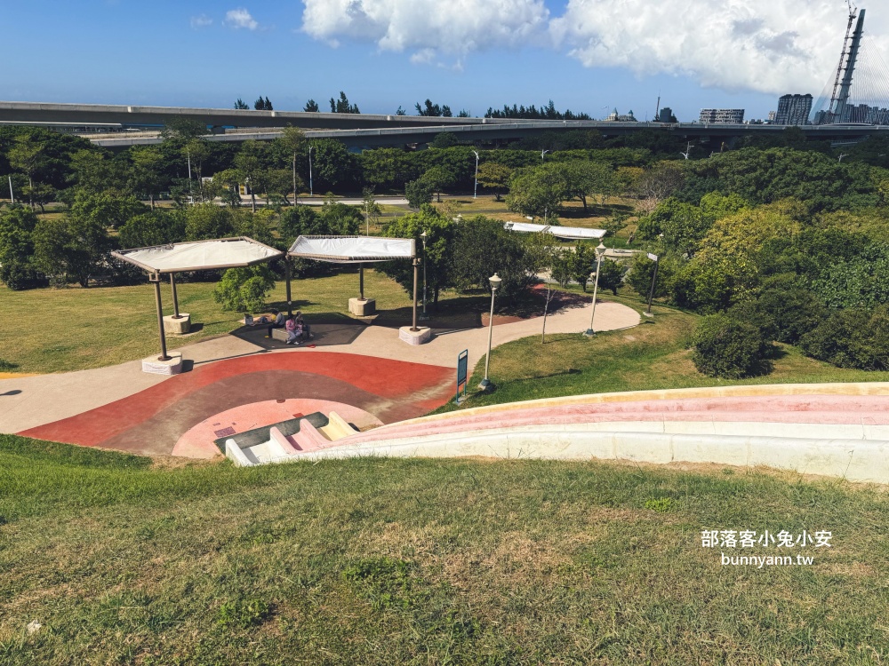 新北市【八里十三行文化公園】嗨玩山丘溜滑梯，池畔步道舒適又好走