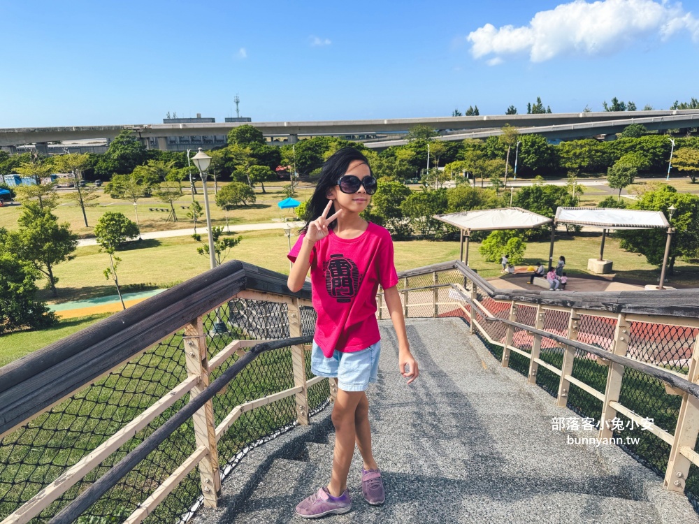 新北市【八里十三行文化公園】嗨玩山丘溜滑梯，池畔步道舒適又好走