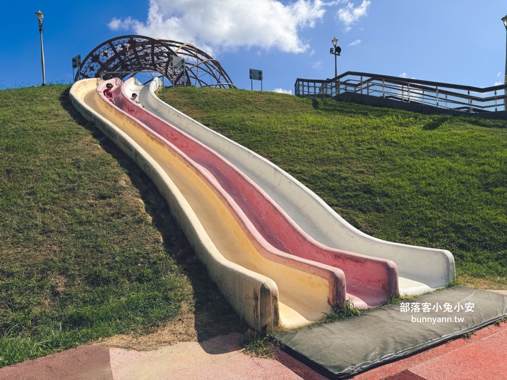 新北市【八里十三行文化公園】嗨玩山丘溜滑梯，池畔步道舒適又好走