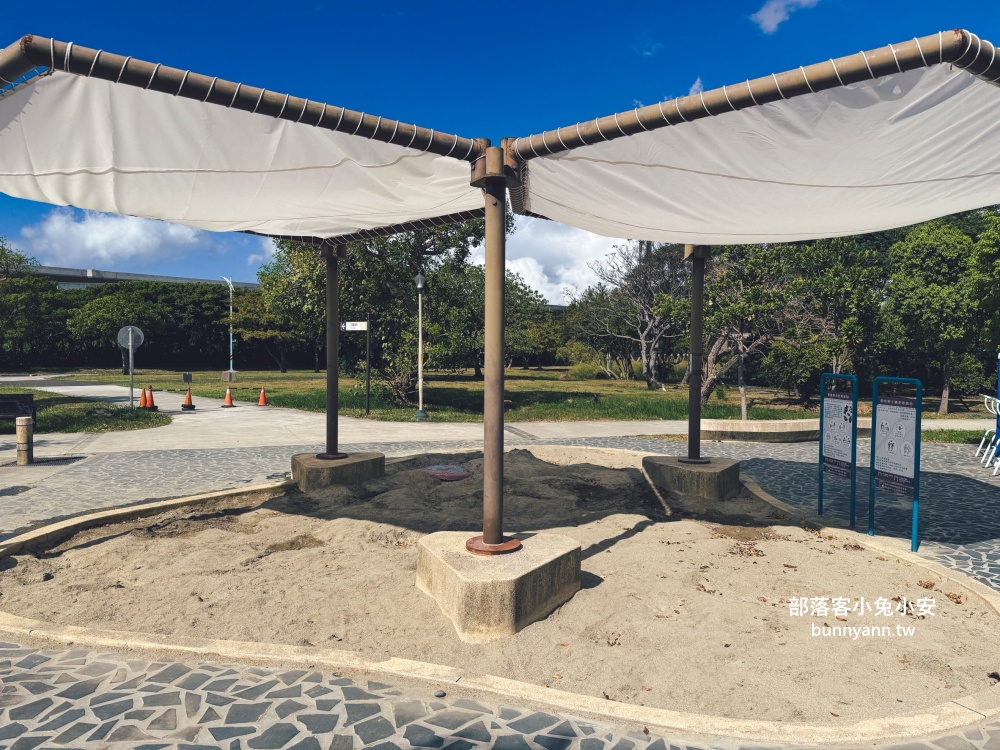 新北市【八里十三行文化公園】嗨玩山丘溜滑梯，池畔步道舒適又好走