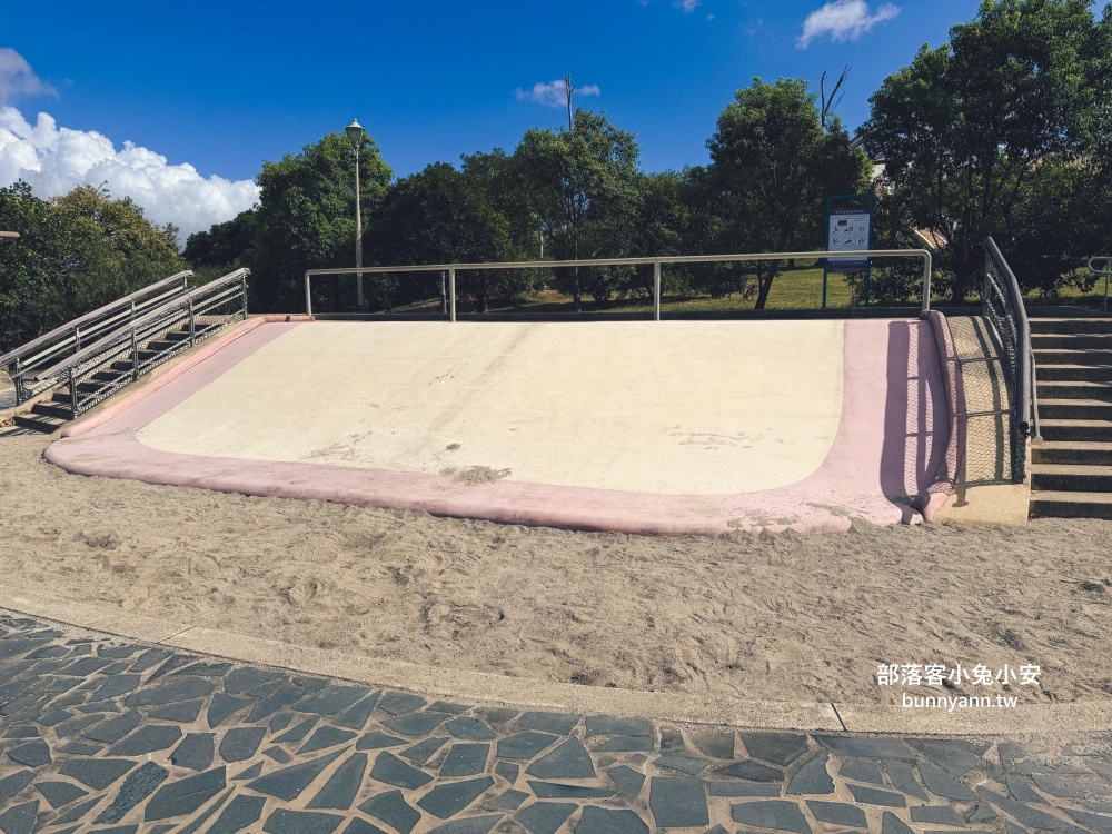 新北市【八里十三行文化公園】嗨玩山丘溜滑梯，池畔步道舒適又好走