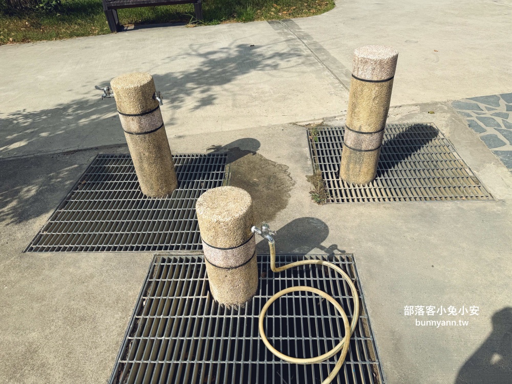 新北市【八里十三行文化公園】嗨玩山丘溜滑梯，池畔步道舒適又好走