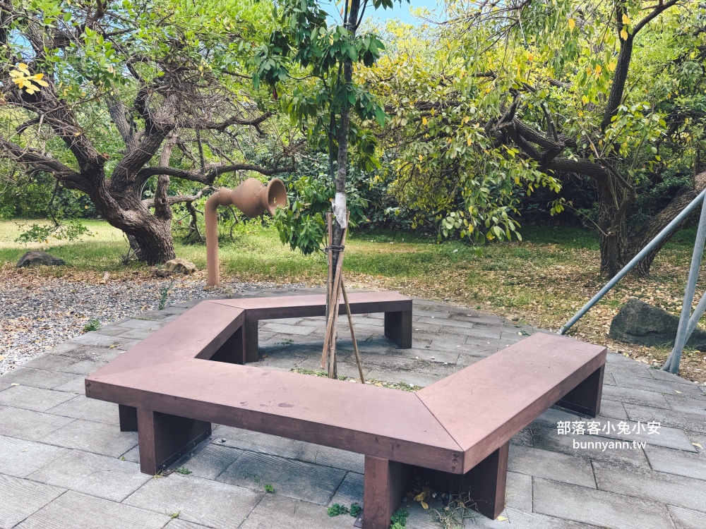 新北市【八里十三行文化公園】嗨玩山丘溜滑梯，池畔步道舒適又好走