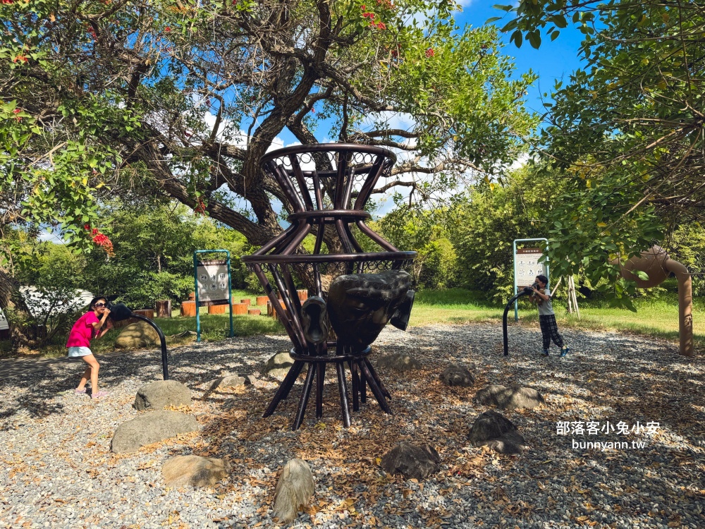 新北市【八里十三行文化公園】嗨玩山丘溜滑梯，池畔步道舒適又好走