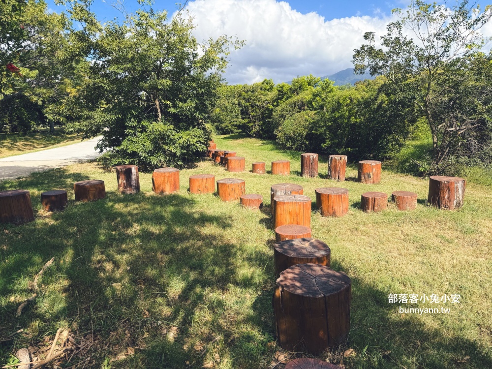 新北市【八里十三行文化公園】嗨玩山丘溜滑梯，池畔步道舒適又好走