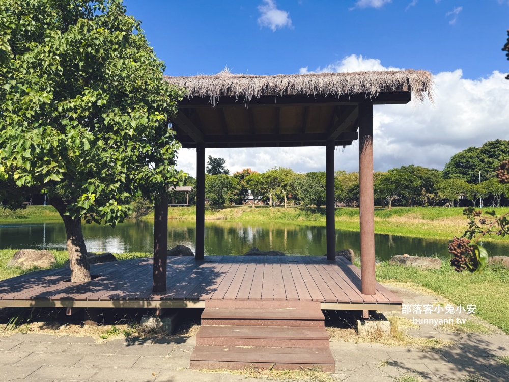 新北市【八里十三行文化公園】嗨玩山丘溜滑梯，池畔步道舒適又好走