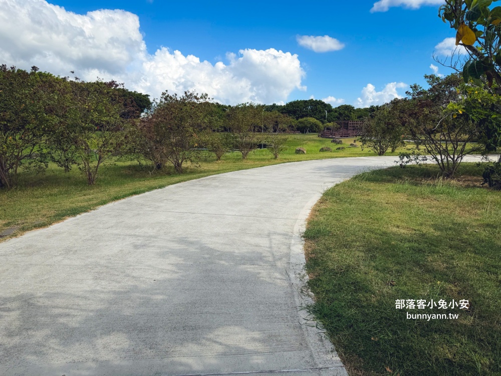 新北市【八里十三行文化公園】嗨玩山丘溜滑梯，池畔步道舒適又好走