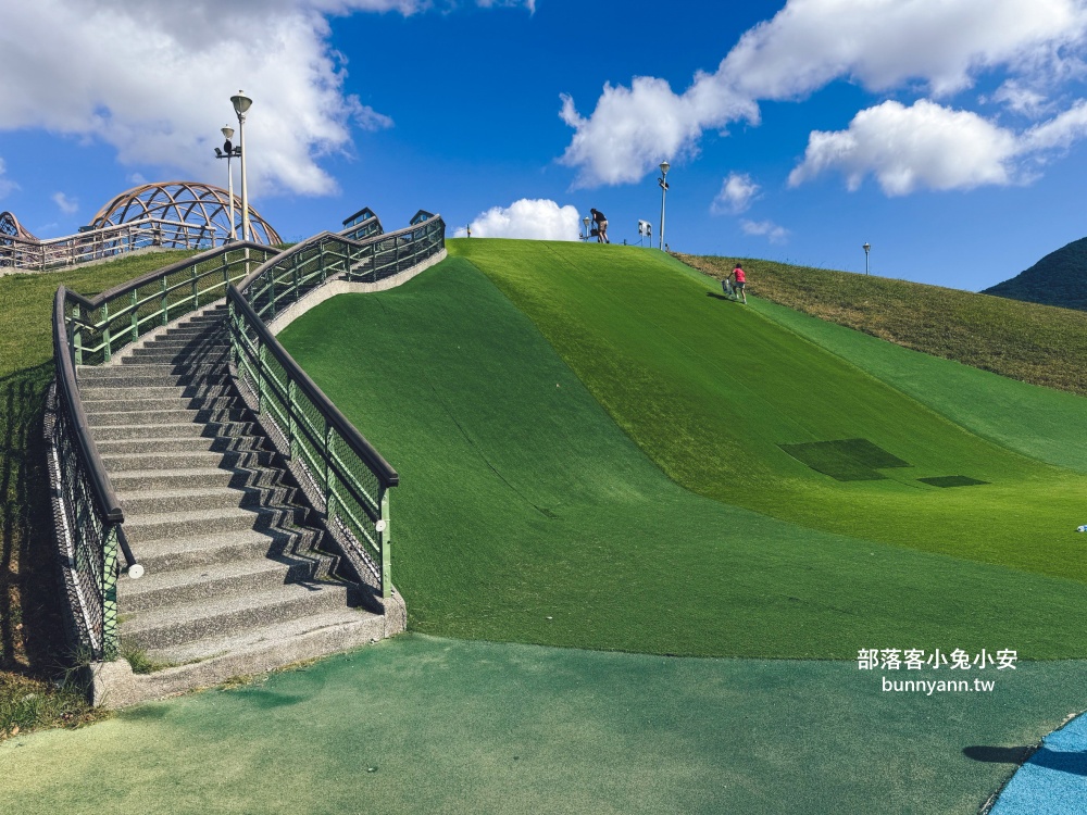 新北市【八里十三行文化公園】嗨玩山丘溜滑梯，池畔步道舒適又好走