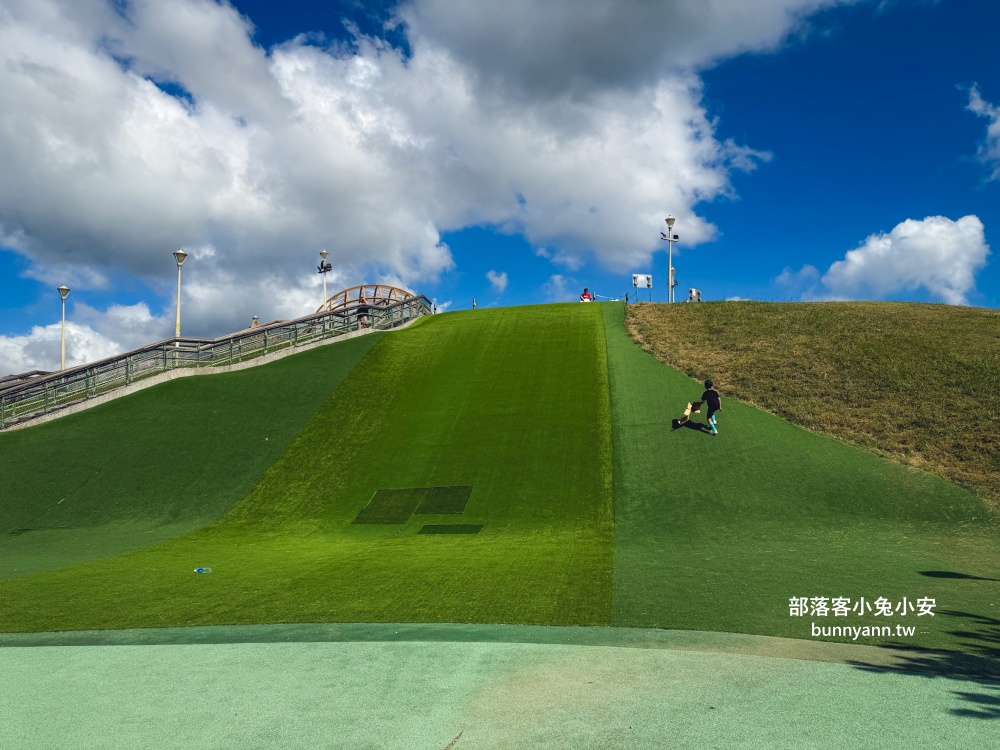 新北市【八里十三行文化公園】嗨玩山丘溜滑梯，池畔步道舒適又好走