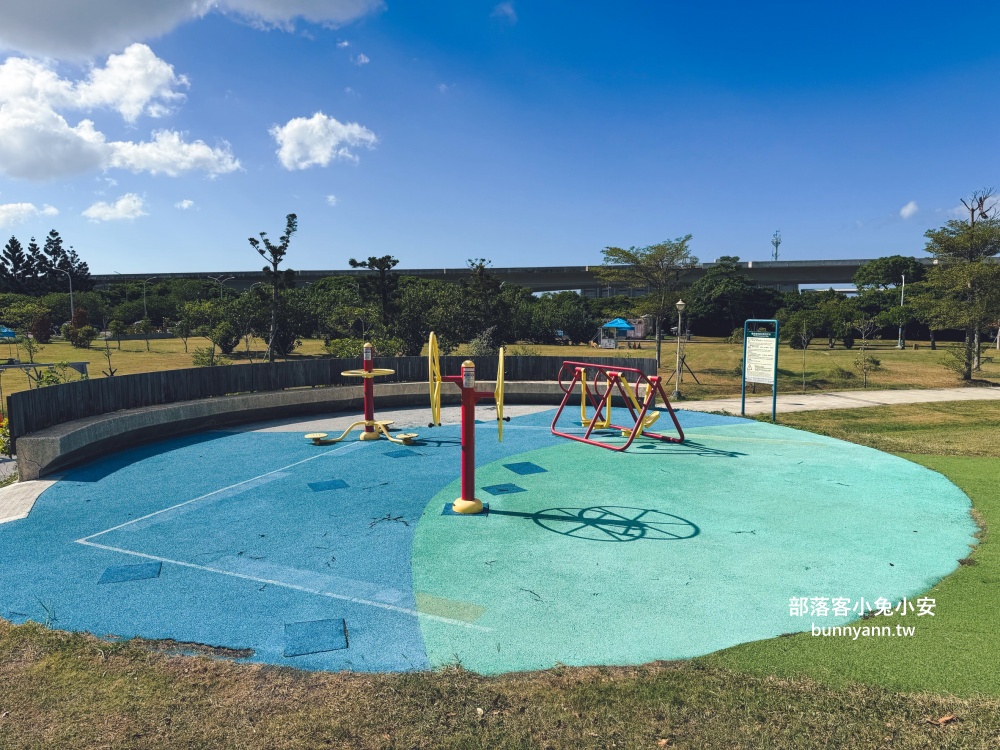 新北市【八里十三行文化公園】嗨玩山丘溜滑梯，池畔步道舒適又好走