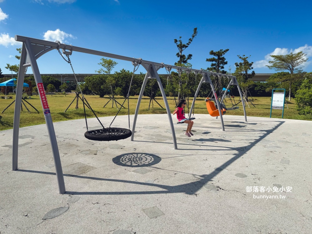 新北市【八里十三行文化公園】嗨玩山丘溜滑梯，池畔步道舒適又好走