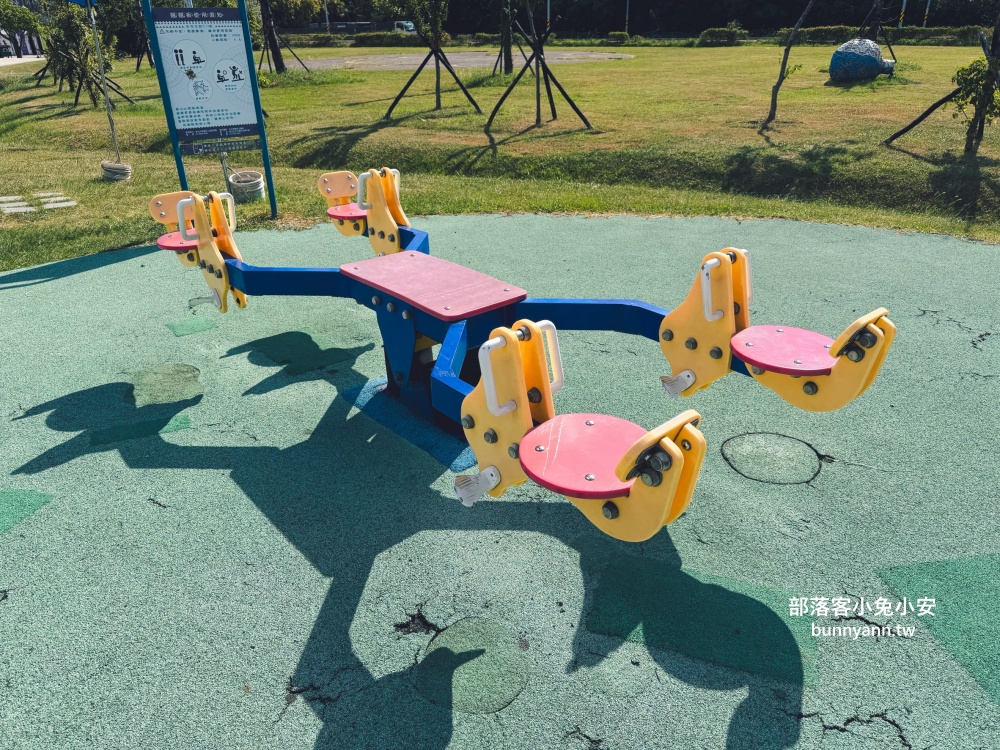 新北市【八里十三行文化公園】嗨玩山丘溜滑梯，池畔步道舒適又好走