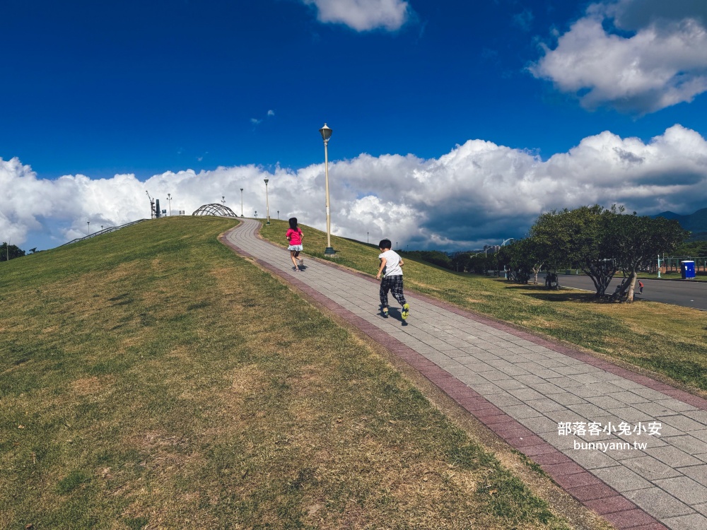 新北市【八里十三行文化公園】嗨玩山丘溜滑梯，池畔步道舒適又好走