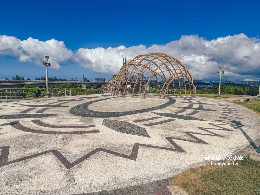 新北市【八里十三行文化公園】嗨玩山丘溜滑梯，池畔步道舒適又好走