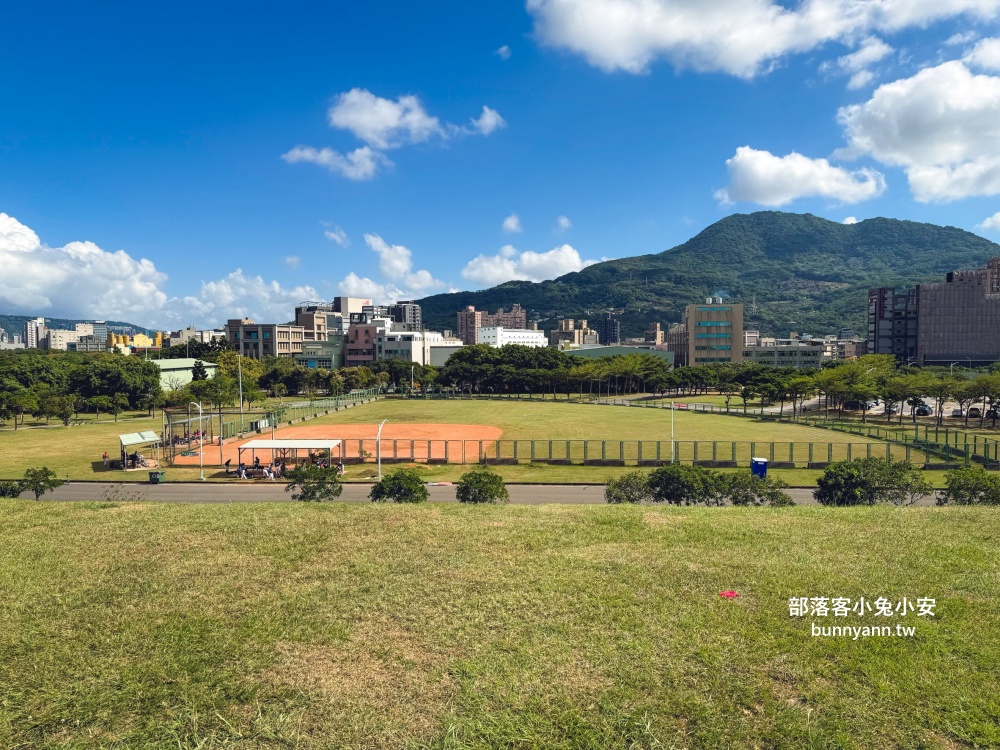 新北市【八里十三行文化公園】嗨玩山丘溜滑梯，池畔步道舒適又好走