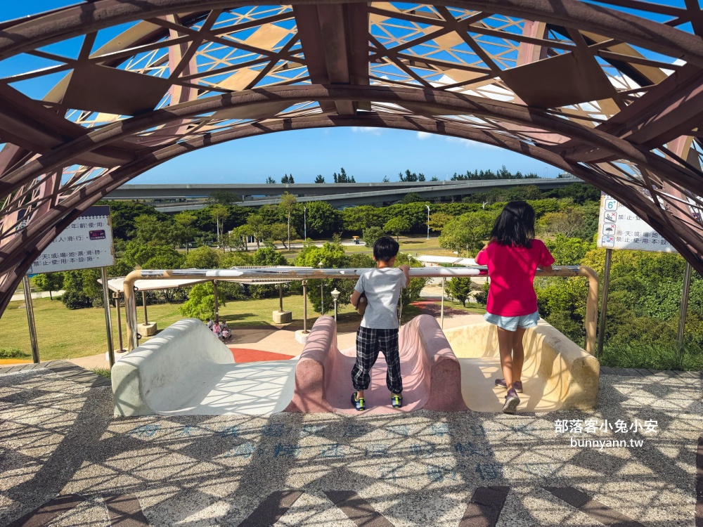 新北市【八里十三行文化公園】嗨玩山丘溜滑梯，池畔步道舒適又好走