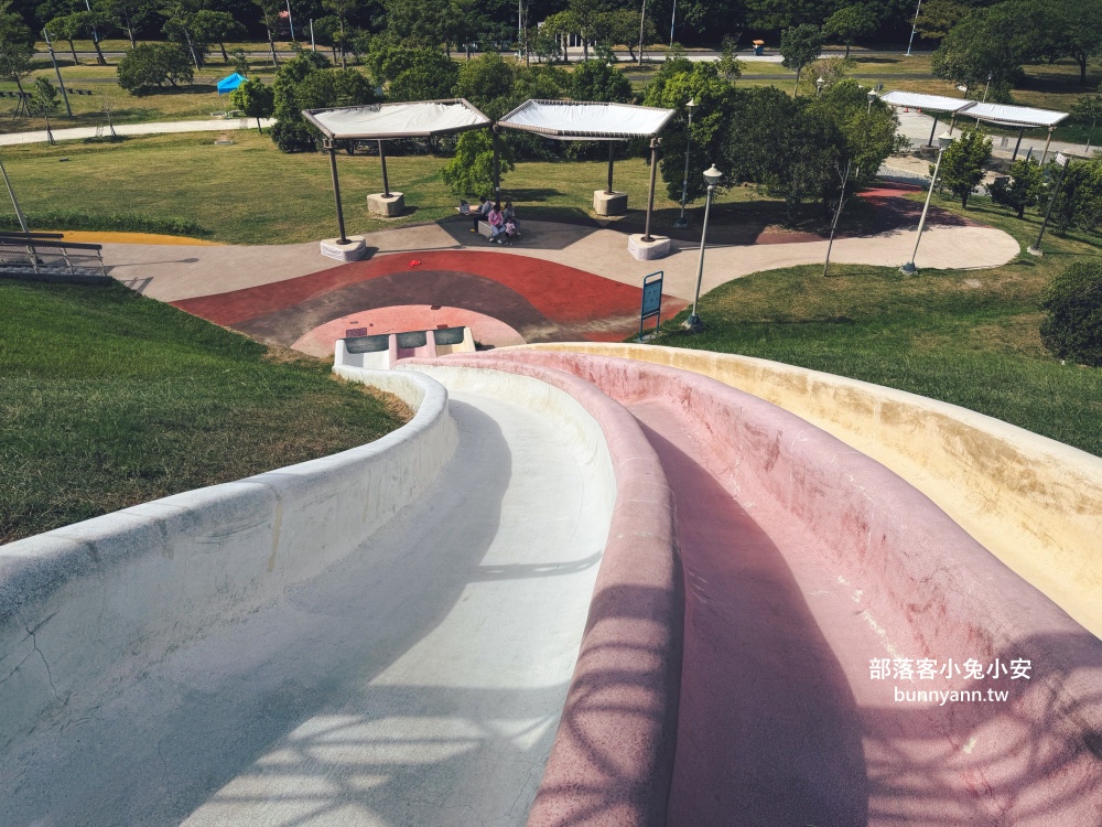 新北市【八里十三行文化公園】嗨玩山丘溜滑梯，池畔步道舒適又好走
