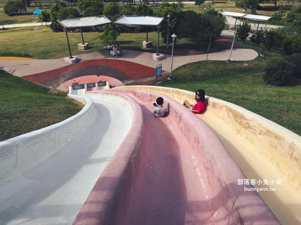 新北市【八里十三行文化公園】嗨玩山丘溜滑梯，池畔步道舒適又好走