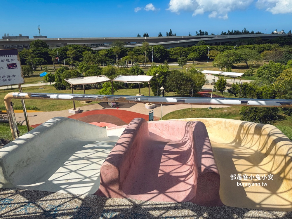 新北市【八里十三行文化公園】嗨玩山丘溜滑梯，池畔步道舒適又好走
