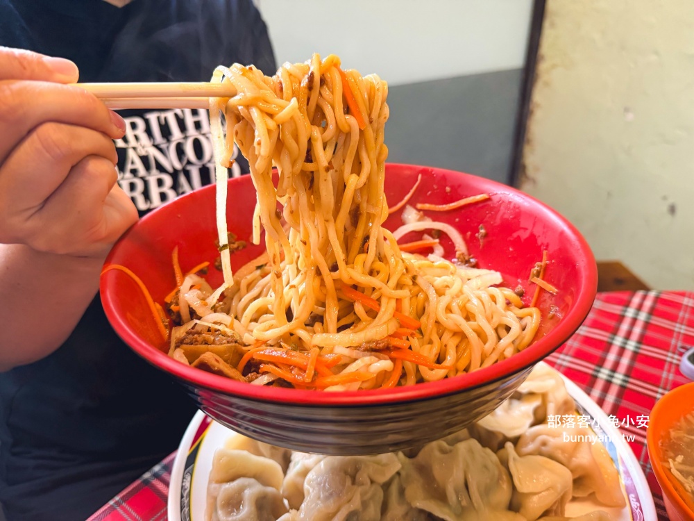 在地人喜愛的「北大荒水餃店」巨無霸水餃,滷味也是招牌必點之一! 在地人喜愛的「北大荒水餃店」巨無霸水餃,滷味也是招牌必點之一!