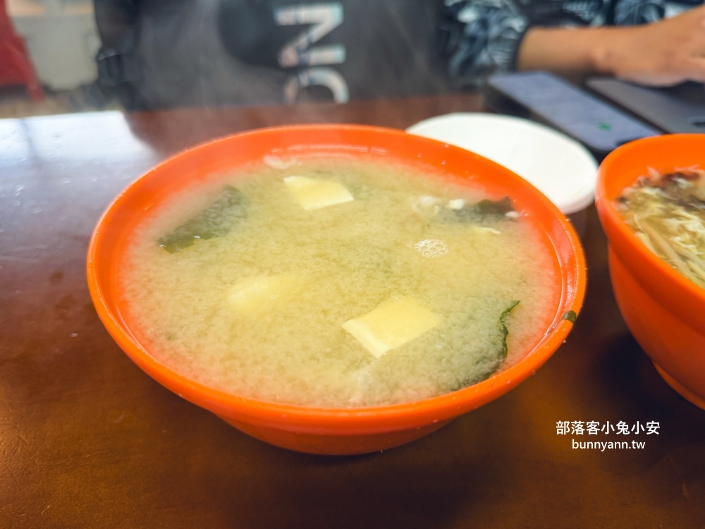 在地人喜愛的「北大荒水餃店」巨無霸水餃,滷味也是招牌必點之一! 在地人喜愛的「北大荒水餃店」巨無霸水餃,滷味也是招牌必點之一!