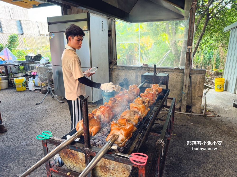 小路內不起眼鐵皮屋，卻是在地人愛的鋼管木炭烤雞，吃過的人一致好評