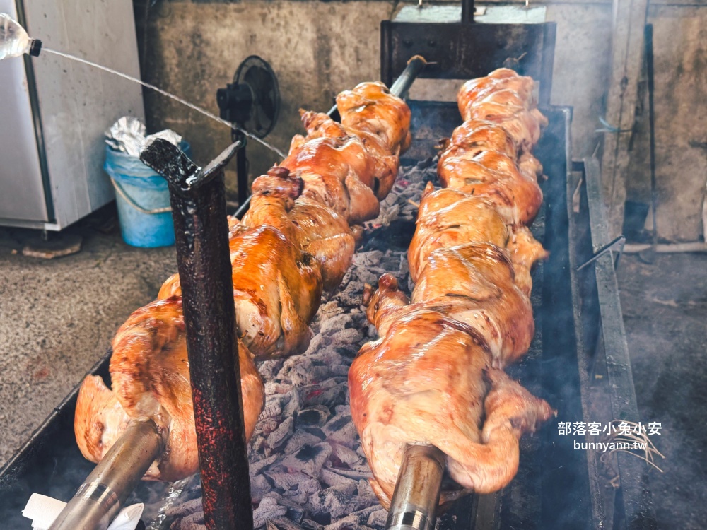 小路內不起眼鐵皮屋，卻是在地人愛的鋼管木炭烤雞，吃過的人一致好評