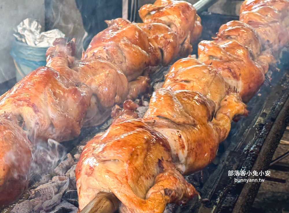 小路內不起眼鐵皮屋，卻是在地人愛的鋼管木炭烤雞，吃過的人一致好評