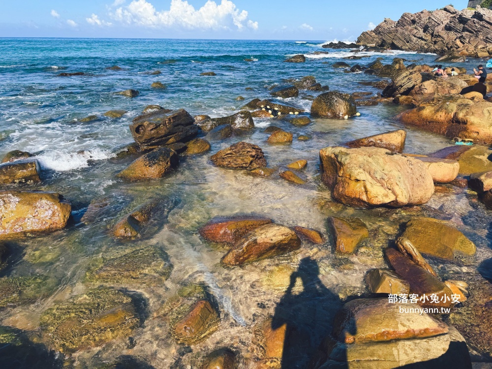 新北【金沙灣海濱公園】橋下走兩分鐘就到的在地人玩水去處，地點公開!!