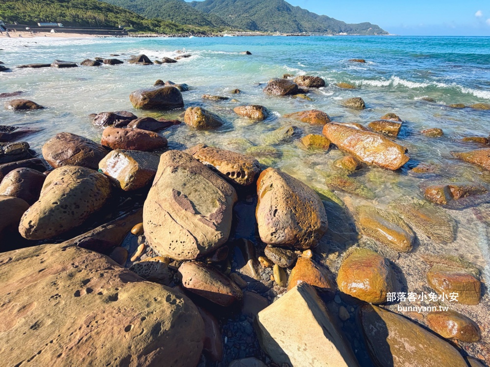 新北【金沙灣海濱公園】橋下走兩分鐘就到的在地人玩水去處，地點公開!!